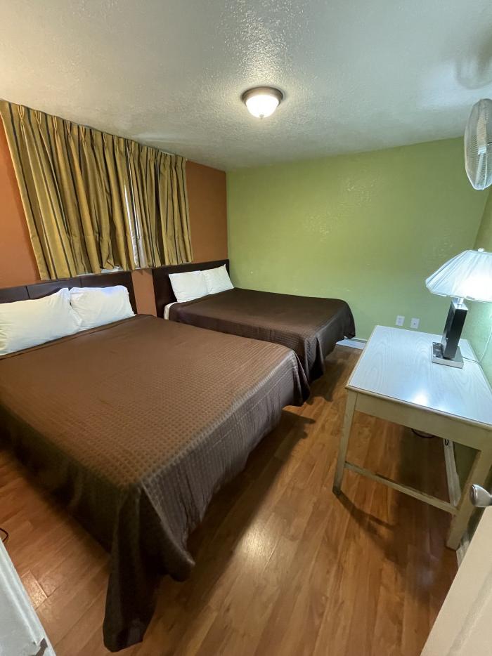 King 2 Queen Family Suite