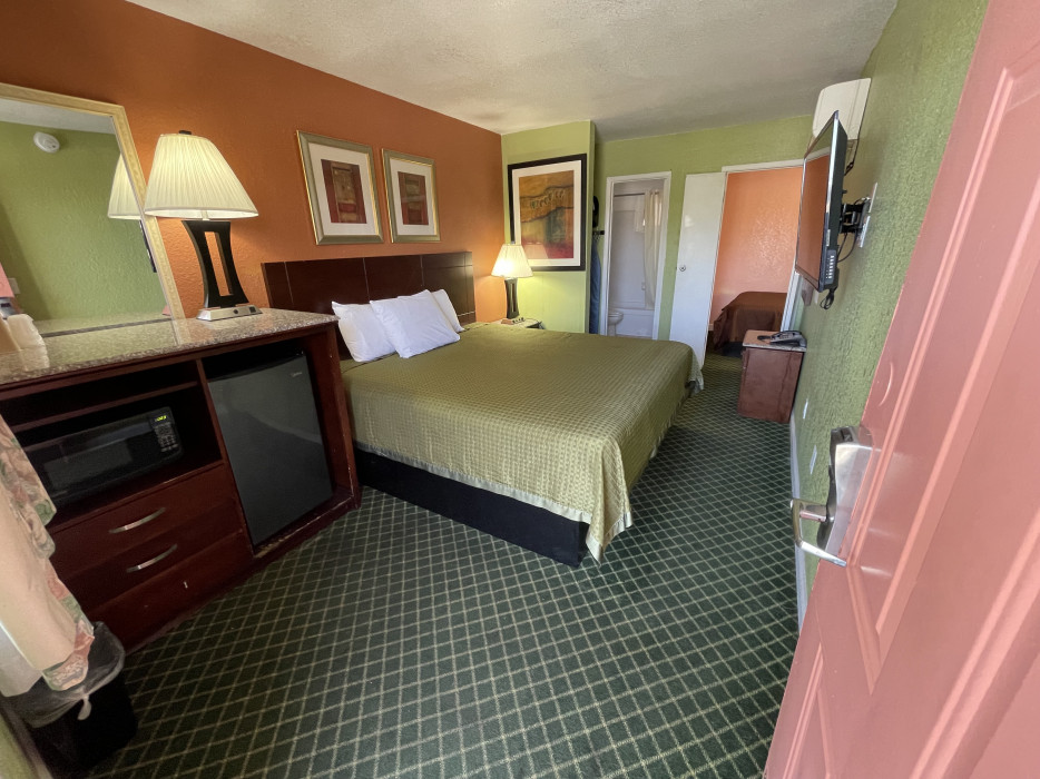 King Full Bed Room