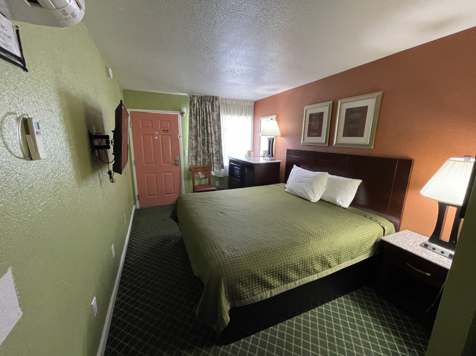 King Full Bed Room